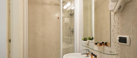 Superior-Doppelzimmer | Badezimmer | Dusche, Regendusche, kostenlose Toilettenartikel, Haartrockner
