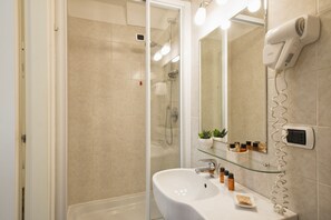 Superior Double Room | Bathroom | Shower, rainfall showerhead, free toiletries, hair dryer - Navona Tower Relais (Rome)