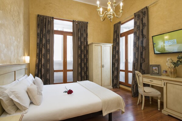 أغطية فراش متميزة وعناصر مجانية داخل الميني بار وخزنة داخل الغرفة ومكتب