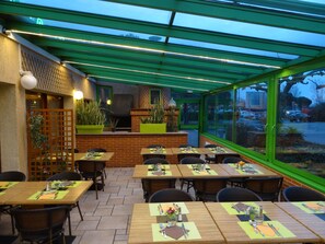 Breakfast, lunch, dinner served; French cuisine - MetrHotel Basso Cambo (Toulouse)