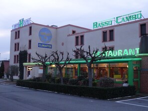 Front of property - MetrHotel Basso Cambo (Toulouse)
