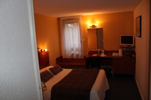 Desk, iron/ironing board, free WiFi, bed sheets - MetrHotel Basso Cambo (Toulouse)