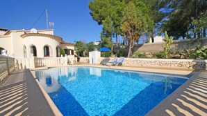 Outdoor pool, pool umbrellas, sun loungers - Villas Costa Calpe - Andrómeda (Benissa)