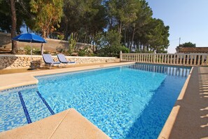 Outdoor pool, pool umbrellas, sun loungers - Villas Costa Calpe - Andrómeda (Benissa)