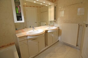 Villa, 4 Bedrooms | Bathroom