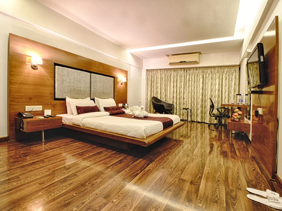 1 bedroom, down comforters, minibar, in-room safe