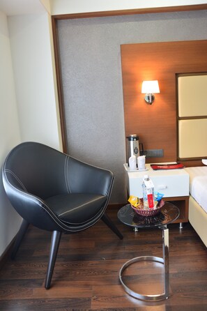 Rom – deluxe, 1 kingsize-seng | 1 soverom, dundyner, minibar og safe på rommet