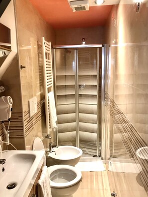 Comfort Triple Room, Private Bathroom | Bathroom | Shower, free toiletries, hair dryer, bidet - Alloggi Serena (Venice)