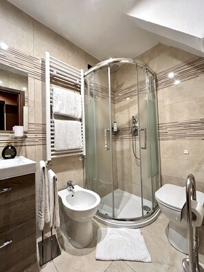 Shower, free toiletries, hair dryer, bidet - Alloggi Serena (Venice)