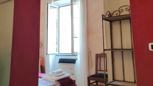 Desk, soundproofing, WiFi (free) - Albergo Il Glicine (Noli)