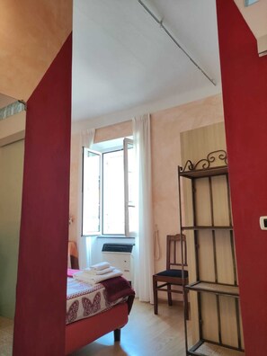 Escritorio, sistema de insonorización y wifi gratis