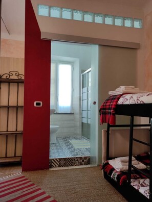 Habitación cuádruple básica, varias camas | Escritorio, sistema de insonorización, wifi gratis