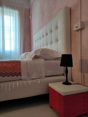 Phòng đôi phong cách cổ điển, 1 giường đôi, quang cảnh thành phố | Bàn, phòng cách âm, truy cập Internet không dây miễn phí 