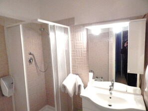 Classic Double Room, 1 Katil Kelamin (Double), City View | Bilik Mandi | Pancuran mandi, kelengkapan dandanan diri percuma, pengering rambut 
