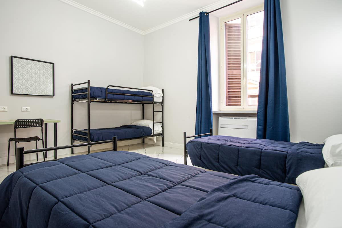 Dormitorio condiviso, 4 camere da letto | Una cassaforte in camera, una scrivania, insonorizzazione