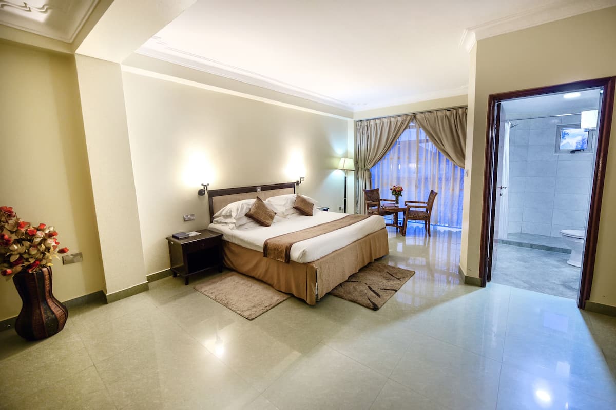 Deluxe Suite, 1 Bedroom, Courtyard View | 1 bedroom, premium bedding, minibar, in-room safe