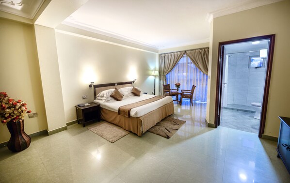 Deluxe Suite, 1 Bedroom, Courtyard View | 1 bedroom, premium bedding, minibar, in-room safe