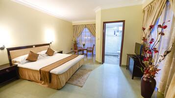 Deluxe tweepersoonskamer, voor 1 persoon, uitzicht op de stad | 1 slaapkamer, luxe beddengoed, een minibar, een kluis op de kamer