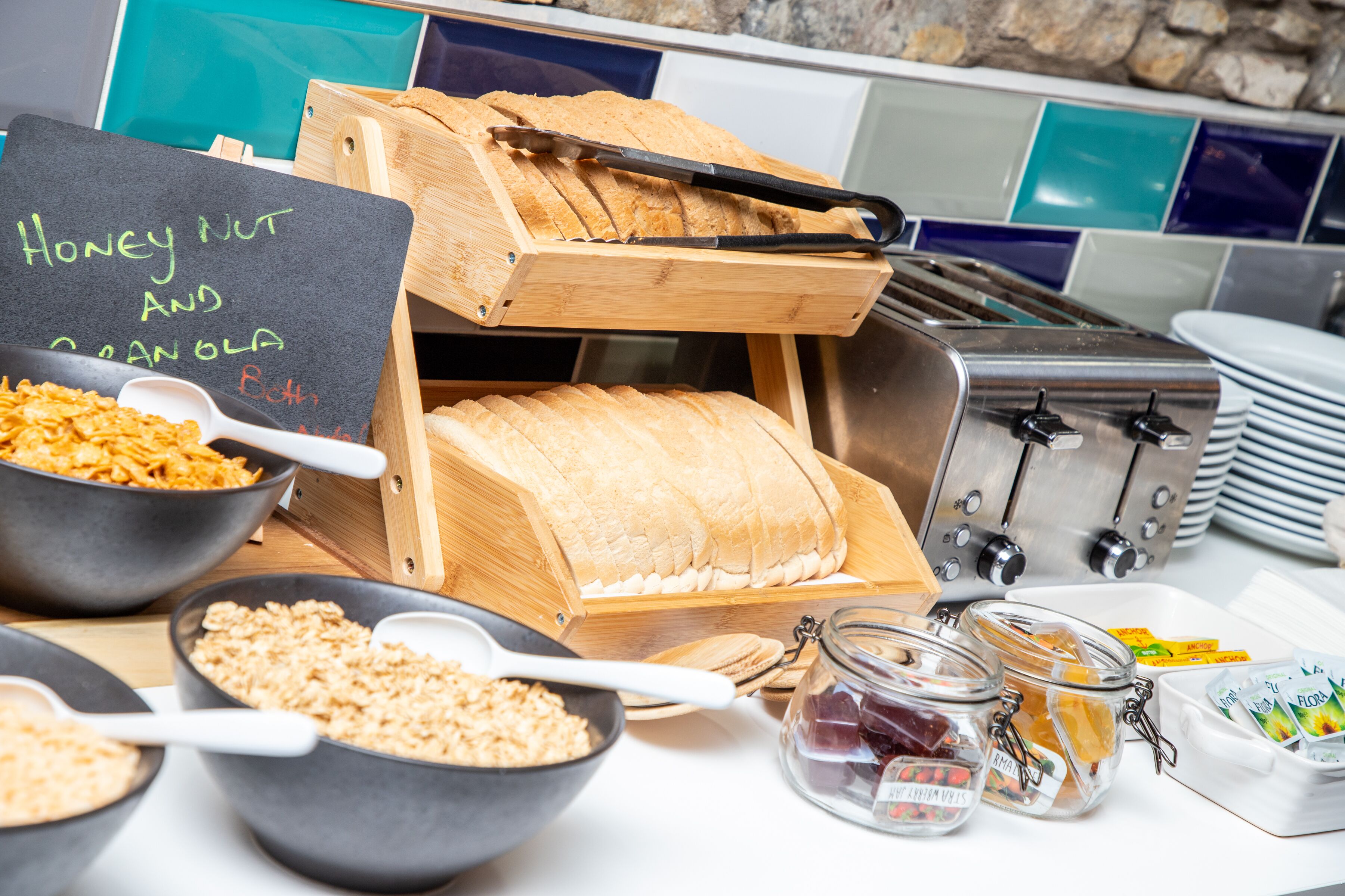 Ein reichhaltiges Frühstücksbuffet mit verschiedenen Speisen und einer Schautafel, die die Auswahl zeigt.