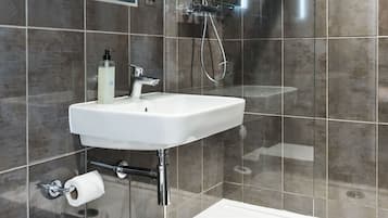 Shower, rainfall showerhead, free toiletries, hair dryer