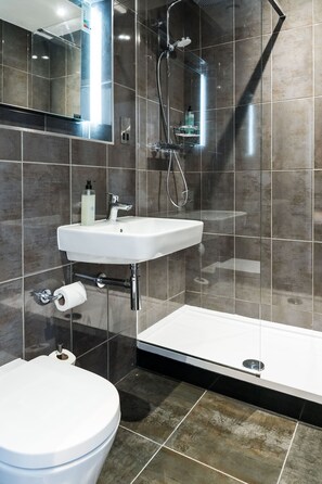 Dusche, Regendusche, kostenlose Toilettenartikel, Haartrockner