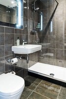 Shower, rainfall showerhead, free toiletries, hair dryer
