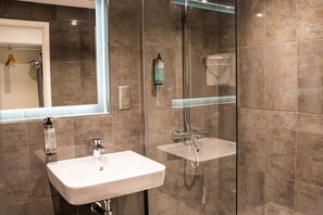 Bathroom shower - Almondsbury Inn & Lounge (Bristol)