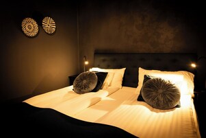 Escritorio, tabla de planchar con plancha, wifi gratis y ropa de cama 