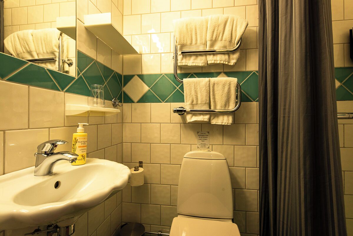 twin room | bathroom | shower, hair dryer, towels