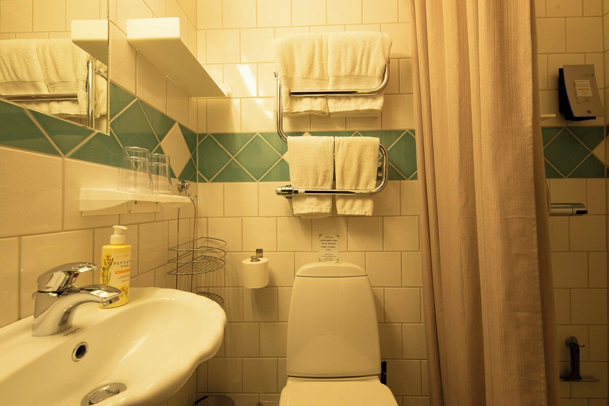 junior suite | bathroom | shower, hair dryer, towels