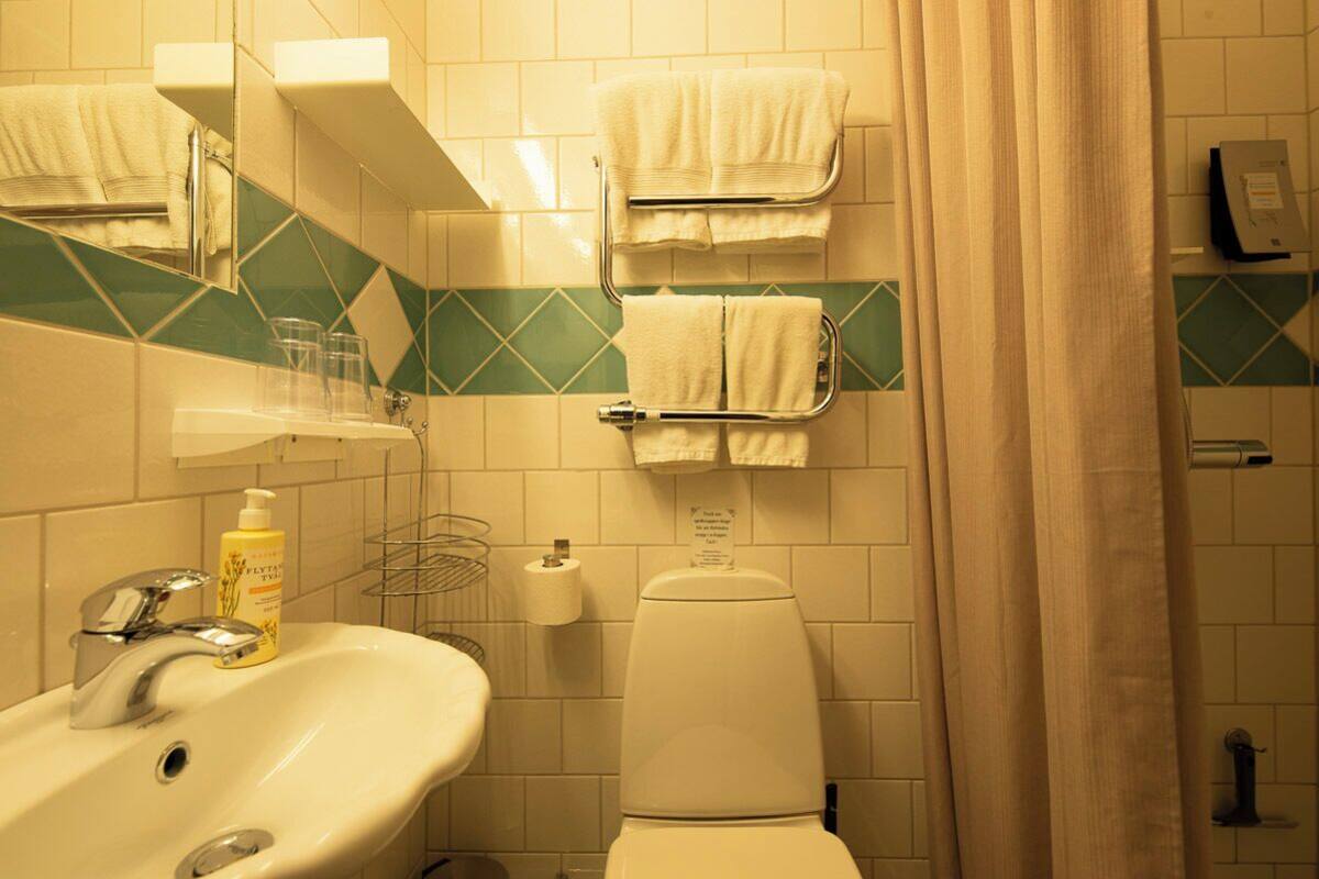 junior suite | bathroom | shower, hair dryer, towels