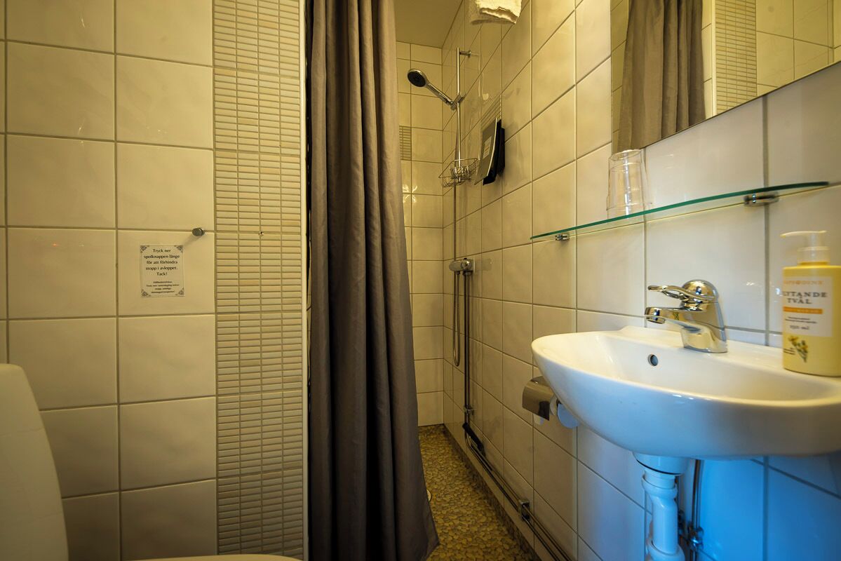 double room | bathroom | shower, hair dryer, towels