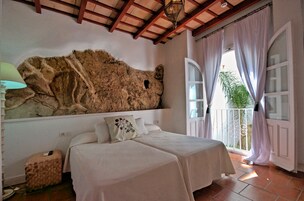 Ropa de cama de alta calidad, escritorio y sistema de insonorización 