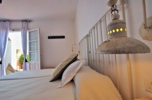 Premium bedding, desk, soundproofing, cots/infant beds