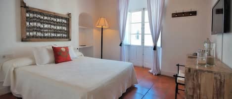 Dobbelt- eller tomannsrom | Sengetøy av topp kvalitet, skrivebord, lydisolert og barnesenger