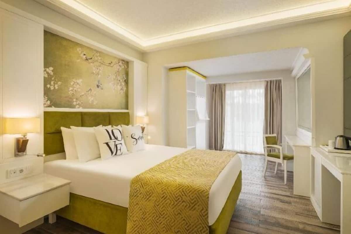 Down duvets, free minibar, in-room safe, desk