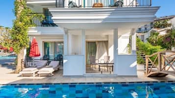 Lake House Family Room Swim Up | 1 bedroom, down comforters, free minibar, in-room safe