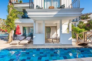 Lake House Family Room Swim Up | Down comforters, free minibar, in-room safe, desk