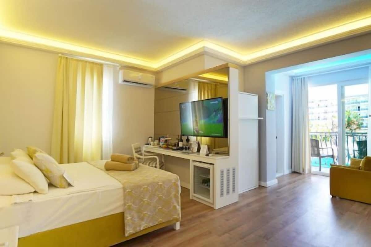 1 bedroom, down duvets, free minibar, in-room safe