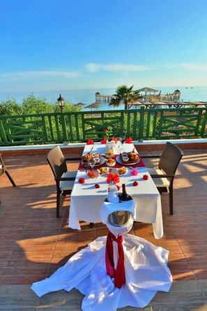 6 restaurantes; se sirve desayuno, almuerzo y cena; cocina turca