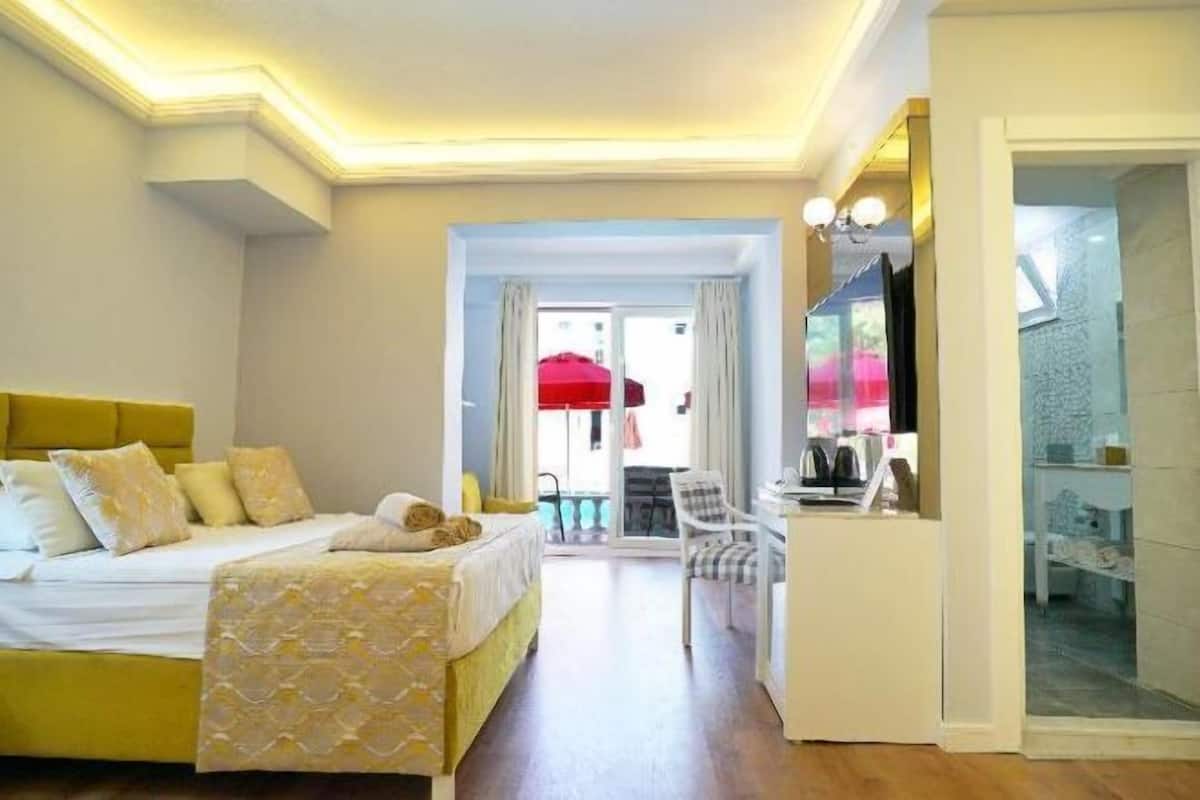 1 bedroom, down duvets, free minibar, in-room safe