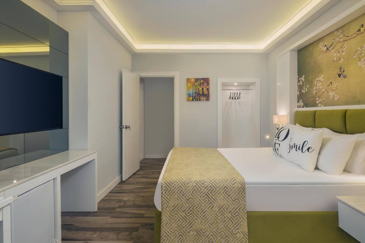 Lake House Family Room Swim Up | Down comforters, minibar (free items), in-room safe, desk