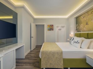 Lake House Family Room Swim Up | Daunenbettdecken, kostenlose Minibar, Zimmersafe, Schreibtisch