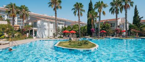 Een binnenzwembad en een seizoensgebonden buitenzwembad