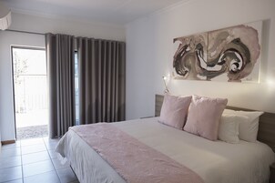 Ropa de cama de alta calidad y caja de seguridad en la habitación