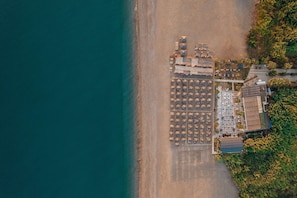 Plage privée, chaises longues, parasols, serviettes de plage