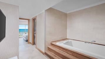 Deluxe-Suite, Meerblick | Badezimmer | Kostenlose Toilettenartikel, Haartrockner, Bademäntel, Hausschuhe