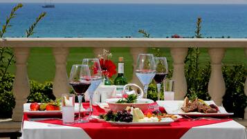 Breakfast, lunch, dinner served; international cuisine