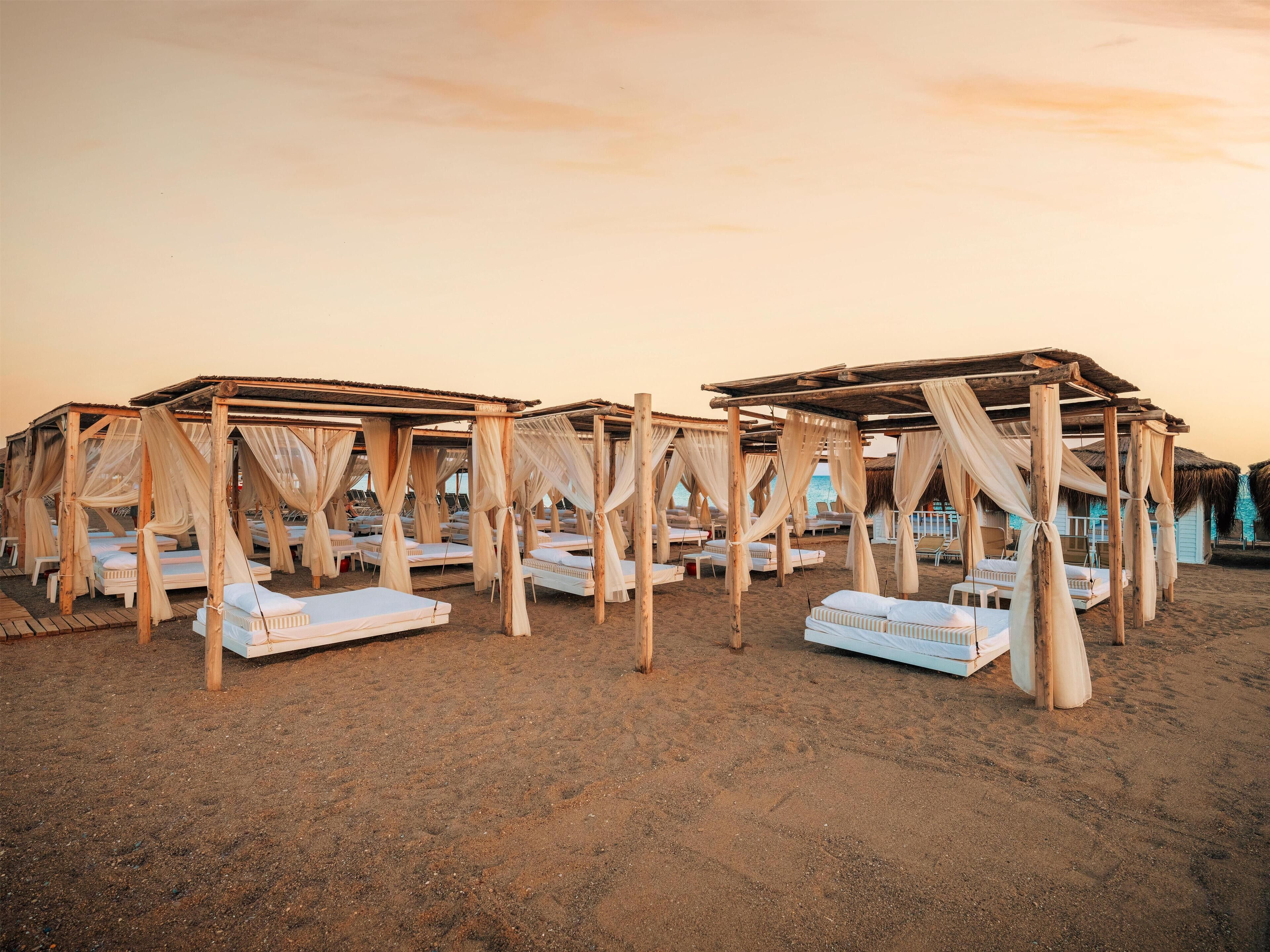 Privat strand, solsenger, parasoller og strandhåndklær