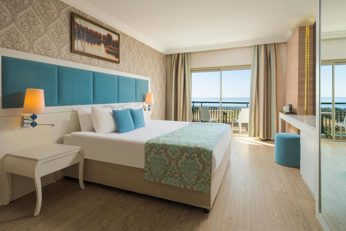 Standard Room, Garden View | Minibar (free items), in-room safe, desk, soundproofing